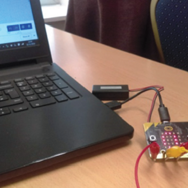 Clár ciorcad agus fáiscíní crogaill, Micro:bit agus solas LED á n-úsáid leis