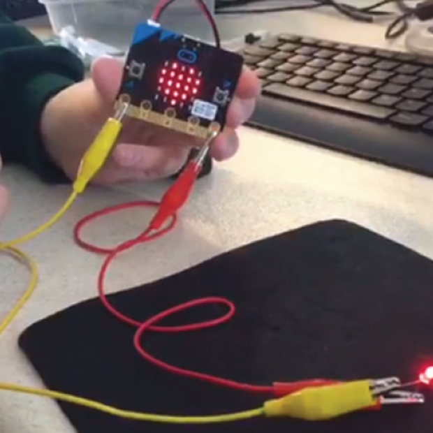 Electrical circuit using crocodile clips