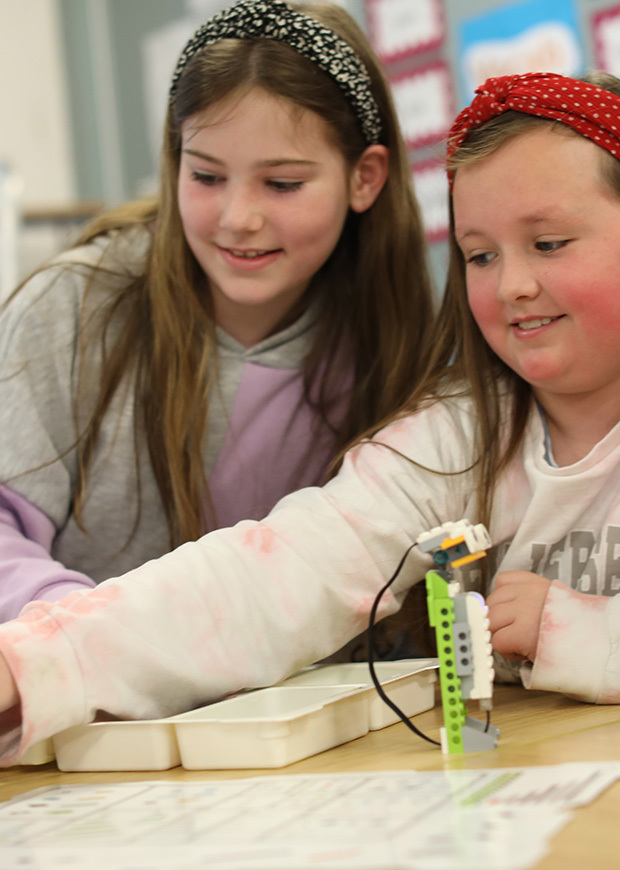 Two children with Lego Wedo 